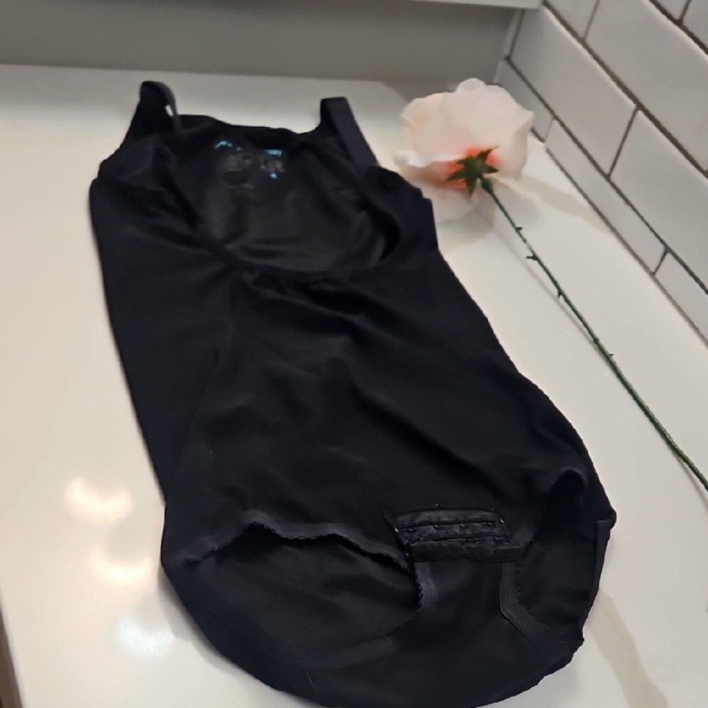 Black Sleeveless Wear Chape